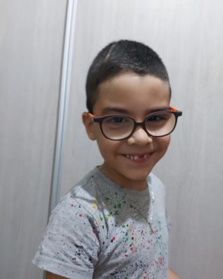 💓 Il était une fois 3 petits garçons qui avaient une #SeedFamily…

Qui se souvient d’Amir, Iyad et Fadi ? 

Voici des nouvelles de leur santé… Avec l’espoir que le meilleur soit à venir pour eux 🙏

Amir devait subir une reconstruction de sa boîte crânienne. Aujourd'hui, il a 5 ans et demi et va bien : son cerveau se développe et il va à l'école comme les autres enfants !

Fadi s’est fait opérer avec succès d’une tumeur au cerveau. Il reste sous surveillance médicale pour des contrôles IRM ainsi que pour prendre des hormones de croissance mais il attend septembre avec impatience pour commencer l’école primaire.

Iyad, né avec une malformation grave aux mains, attend toujours son opération car sa venue en France est conditionnée par l’obtention d’un visa… La demande est en cours, la famille patiente et garde espoir…

N’hésitez pas à multiplier les 💕 en commentaire 

Au fait, qui est déjà passé au don mensuel afin de nous permettre d’être réactif en cas d’opérations chirurgicales d’urgence pour des enfants ??

https://seedcharity.cl-development.fr/projets/ensemble-pour-amir/
https://seedcharity.cl-development.fr/projets/coup-de-pouce-pour-fadi-5-ans/
https://seedcharity.cl-development.fr/projets/pour-les-mains-diyad-6-ans/